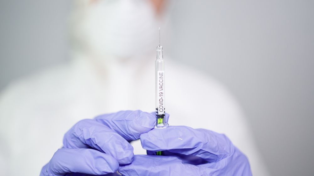 „Vážná nežádoucí reakce“ zmrazila britskou vakcínu. V září měla být hotová